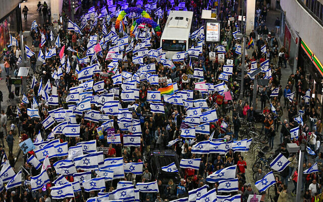 Des Israéliens protestent contre la refonte judiciaire prévue par le gouvernement israélien à Tel Aviv, le 18 mars 2023. (Crédit : Avshalom Sassoni/Flash90)
