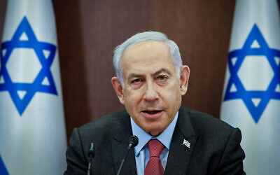Le Premier ministre Benjamin Netanyahu dirigeant la réunion de son cabinet, au Bureau du Premier ministre, à Jérusalem, le 19 mars 2023. (Crédit : Marc Israel Sellem/Pool)