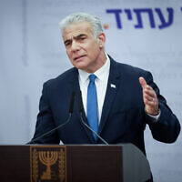 Le chef du parti Yesh Atid, le député Yair Lapid, s'exprime lors d'une réunion de faction à la Knesset, le 20 mars 2023. (Crédit : Erik Marmor/Flash90)