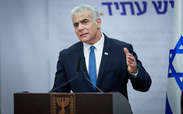 Le chef du parti Yesh Atid, le député Yaïr Lapid, s'exprimant lors d'une réunion de sa faction, à la Knesset, le 20 mars 2023. (Crédit : Erik Marmor/Flash90)