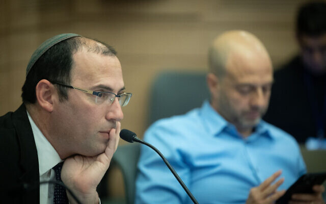 Le président de la Commission de la Knesset, du droit et de la Justice, Simcha Rothman, lors d'une réunion de la commission, le 20 mars 2023. (Crédit : Yonatan Sindel/Flash90)