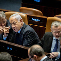 Le Premier ministre Benjamin Netanyahu, au centre, parle avec le ministre de l'Éducation, Yoav Kisch, à la Knesset, le 22 mars 2023. (Crédit :  Yonatan Sindel/Flash90)