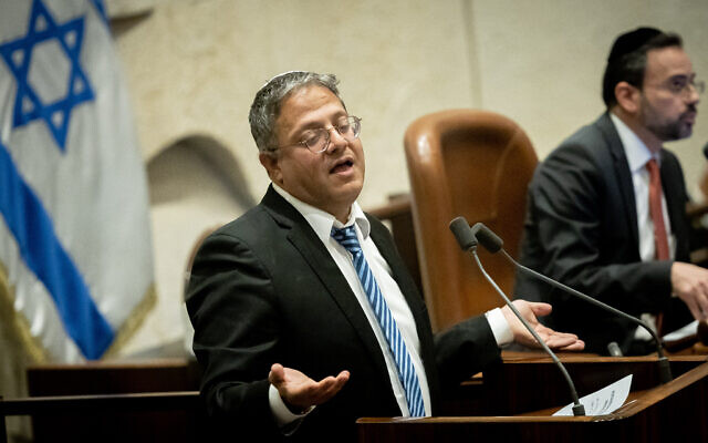 Itamar Ben Gvir s'exprimant depuis le podium de la Knesset, le 22 mars 2023. (Crédit : Yonatan Sindel/Flash90)