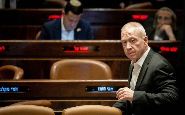 Le ministre de la Défense, Yoav Gallant, en séance plénière de la Knesset, le 22 mars 2023. (Crédit :  Yonatan Sindel/Flash90)