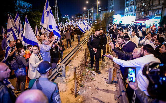 Des manifestants protestent contre les projets de réforme judiciaire du gouvernement, à Bnei Brak, le 23 mars 2023. (Crédit : Avshalom Sassoni/Flash90)