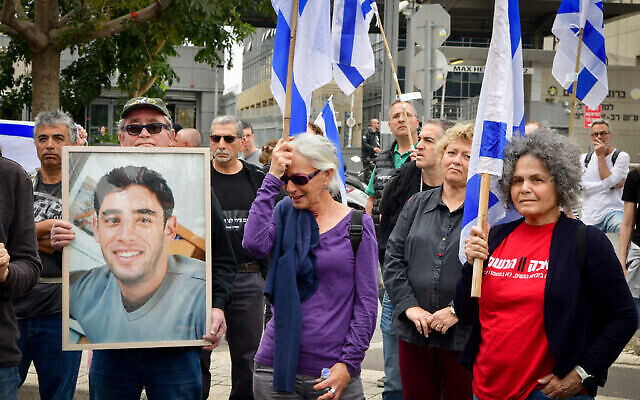 Des familles endeuillées manifestent contre la refonte judiciaire du gouvernement, devant le ministère de la Défense à Tel Aviv, le 23 mars 2023. (Crédit : Avshalom Sassoni/Flash90)