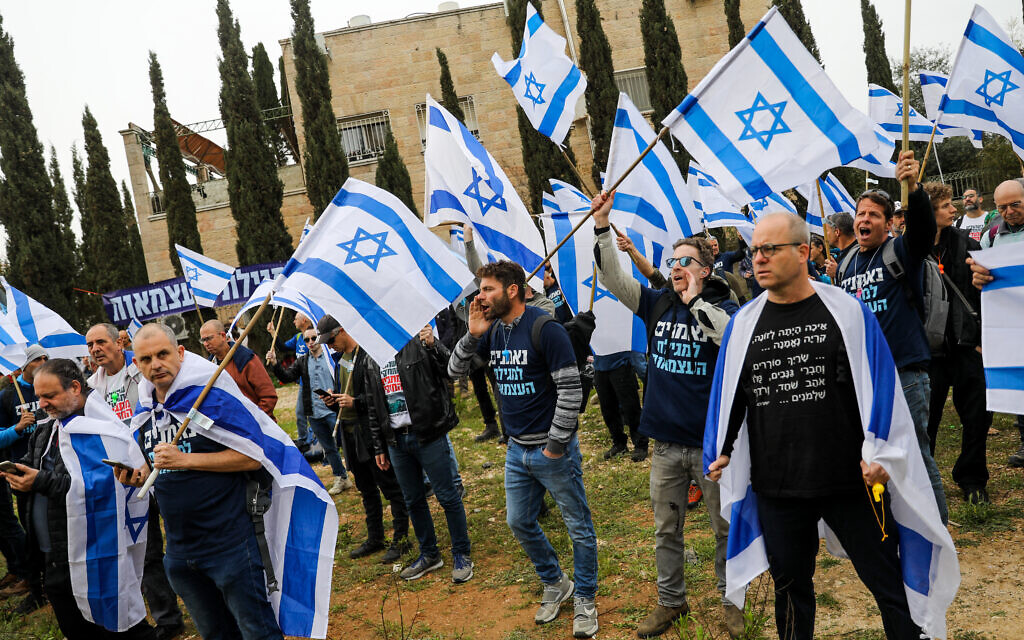 Des Israéliens manifestent contre la refonte judiciaire devant le domicile du chef du parti Shas Aryeh Deri à Jérusalem, le 23 mars 2023. (Crédit : Flash90)