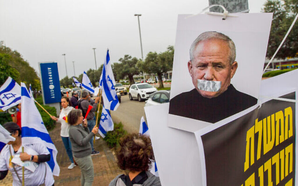 Des Israéliens protestent contre les membres de la coalition et la refonte judiciaire prévue à Airport City, le 22 mars 2023. Une pancarte montre le ministre de l'Agriculture, Avi Dichter. (Crédit : Flash90)