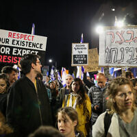 Des Israéliens protestant contre le projet de réforme du système judiciaire du gouvernement, près de la résidence officielle du Premier ministre à Jérusalem, le 23 mars 2023. (Crédit : Noam Revkin Fenton/Flash90)