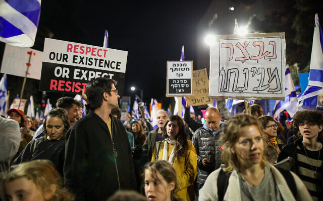 Des Israéliens protestant contre le projet de réforme du système judiciaire du gouvernement, près de la résidence officielle du Premier ministre à Jérusalem, le 23 mars 2023. (Crédit : Noam Revkin Fenton/Flash90)