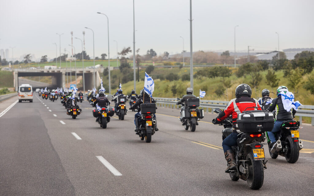Un convoi de motos arborant des drapeaux israéliens dans le cadre d'une manifestation contre la refonte judiciaire, à Herzliya, le 23 mars 2023. (Crédit : Yossi Aloni/Flash90)