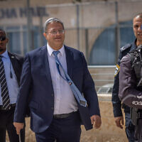 Le ministre de la Sécurité nationale,  Itamar ben Gvir, dans la Vieille Ville de Jérusalem lors du premier vendredi du ramadan, le 24 mars 2023. (Crédit :  Yonatan Sindel/Flash90)
