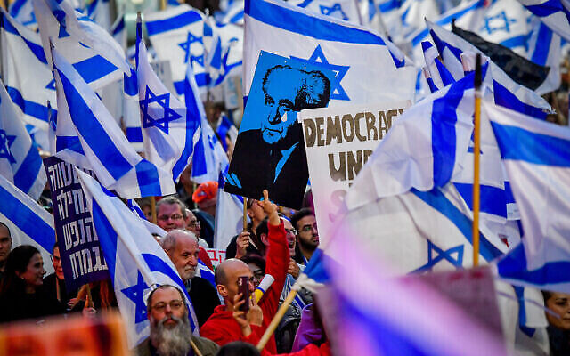 Des Israéliens protestent contre la refonte judiciaire prévue par le gouvernement à Tel Aviv le 25 mars 2023. (Crédit : Avshalom Sassoni/Flash90)
