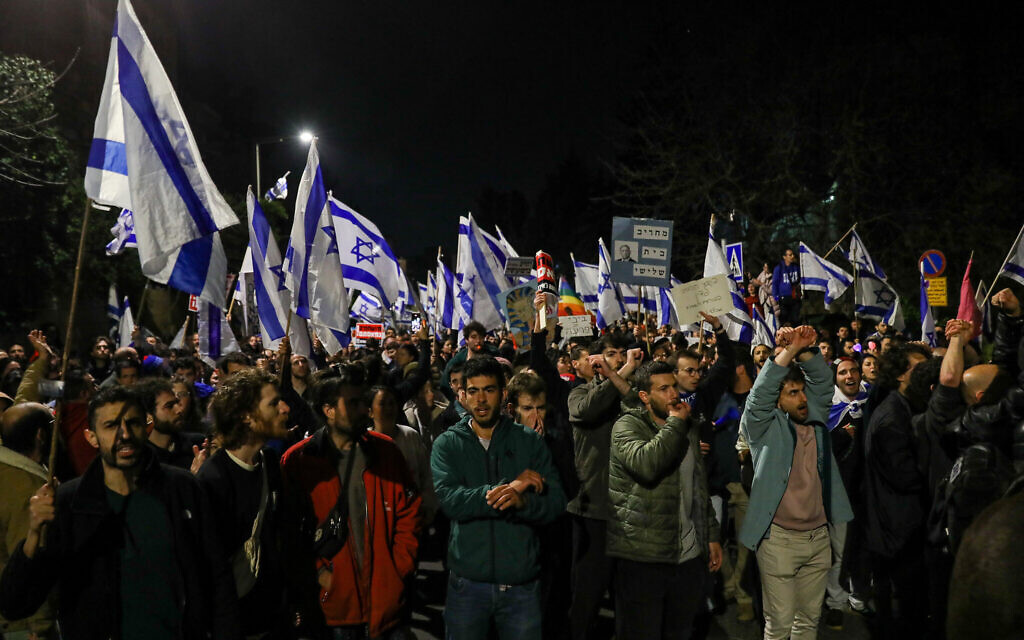 Des Israéliens protestent contre la refonte judiciaire prévue par le gouvernement israélien, devant la résidence du Premier ministre Benjamin Netanyahu à Jérusalem, le 26 mars 2023. (Crédit : Noam Revkin Fenton/Flash90)