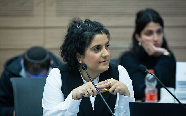 La conseillère de la Knesset, Sagit Afik, pendant une réunion de la commission de la Constitution, du Droit et de la Justice, à la Knesset, le 26 mars 2023. (Crédit : Yonatan Sindel/Flash90)