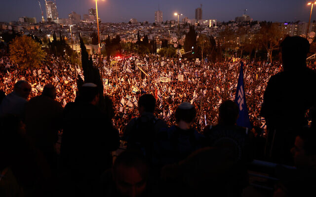 Des Israéliens de droite lors d'un rassemblement en soutien à la réforme du système judiciaire du gouvernement, à Jérusalem, le 27 mars 2023. (Crédit :  Erik Marmor/Flash90)