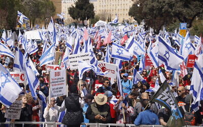 Des Israéliens manifestant contre le projet de réforme du système judiciaire du gouvernement, à l’extérieur de la Knesset, à Jérusalem, le 27 mars 2023. (Crédit : Erik Marmor/Flash90)