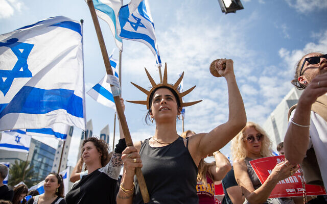 Des Israéliens protestent contre la réforme judiciaire prévue par le gouvernement à Haïfa, le 27 mars 2023. (Crédit : Shir Torem/Flash90)