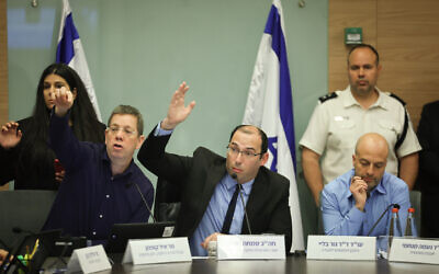 Le président de la commission de la Constitution, du Droit et de la Justice de la Knesset, le député Simcha Rothman, vote lors d'une audience de la commission, le 27 mars 2023. (Crédit: Yonatan Sindel/Flash90)