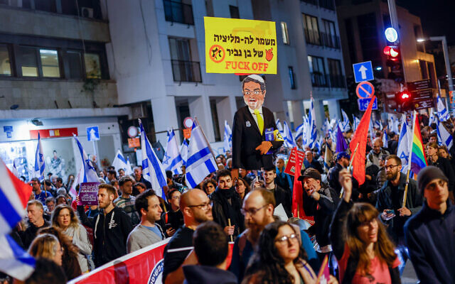 Manifestation à Tel Aviv contre le ministre de la Sécurité nationale d'extrême droite Itamar Ben Gvir et le projet de création d'une garde nationale, le 29 mars 2023. (Crédit : Erik Marmor/Flash90)