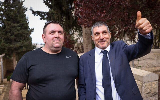 Roman Zadorov, à gauche, et son avocat Yarom Halevi après que Zadorov a été acquitté du meurtre de Tair Rada, devant le tribunal de district de Nazareth, le 30 mars 2023. (Crédit : David Cohen/Flash90)