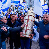 Des Israéliens de droite assistent à un rassemblement de soutien à la réforme judiciaire du gouvernement, à Tel Aviv, le 30 mars 2023. (Crédit : Erik Marmor/Flash90)