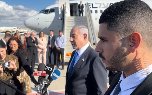 Le Premier ministre Benjamin Netanyahu sur le point d'embarquer pour Rome, à l'aéroport Ben Gurion, le 9 mars 2023. (Crédit : Lazar Berman/Times of Israel)