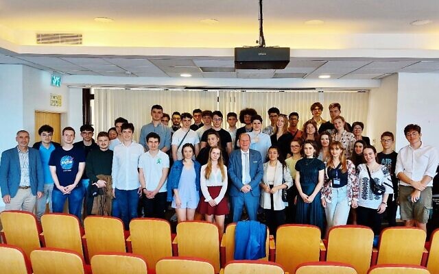 Des étudiants de l’École polytechnique rencontrent Eric Danon, ambassadeur de France en Israël, à Tel Aviv, le 1er mars 2023. (Crédit : Ambassade de France en Israël / Twitter)