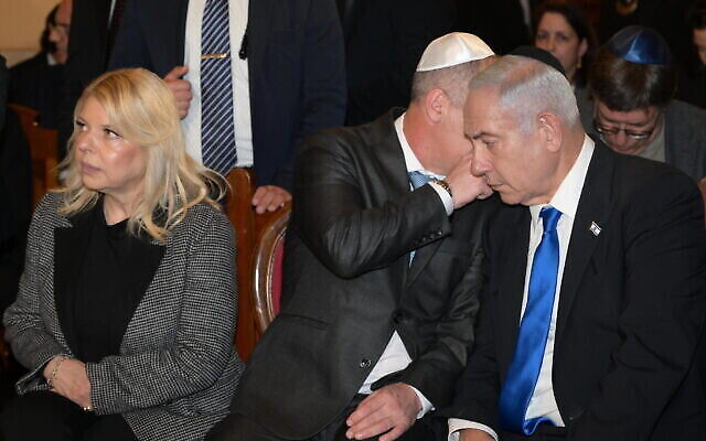 Le Premier ministre Benjamin Netanyahu apprend l'attaque terroriste à Tel Aviv alors qu'il se trouve dans une synagogue de Rome, le 9 mars 2023. (Crédit : Amos Ben-Gershom/GPO)