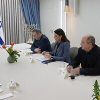 Le président Isaac Herzog rencontrant des représentants du parti Avoda à la résidence présidentielle, à Jérusalem, le 29 mars 2023. (Crédit : Amos Ben Gershom/GPO)
