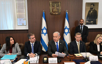 Le Premier ministre Benjamin Netanyahu lors de la réunion hebdomadaire du cabinet, à Jérusalem, le 12 mars 2023. (Crédit : Haïm Zach/GPO)