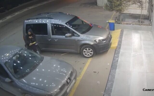Capture d'écran de la vidéo d'un homme masqué utilisant une hache pour attaquer un Palestinien dans une voiture dans la ville de Huwara en Cisjordanie, le 6 mars 2023. (YouTube ; utilisé conformément à l'article 27a de la loi sur le droit d'auteur)