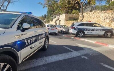 Une voiture de police sur les lieux d'une plainte pour troubles à l'ordre public dans le quartier de Ramot, à Jérusalem Est, le 10 mars 2023. (Crédit : Police israélienne)