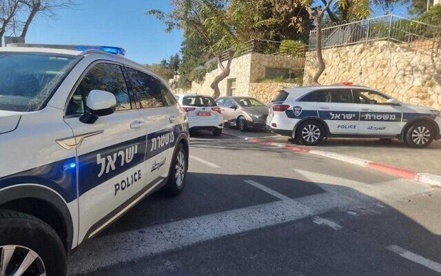 Une voiture de police sur les lieux d'une plainte pour troubles à l'ordre public dans le quartier de Ramot, à Jérusalem Est, le 10 mars 2023. (Crédit : Police israélienne)