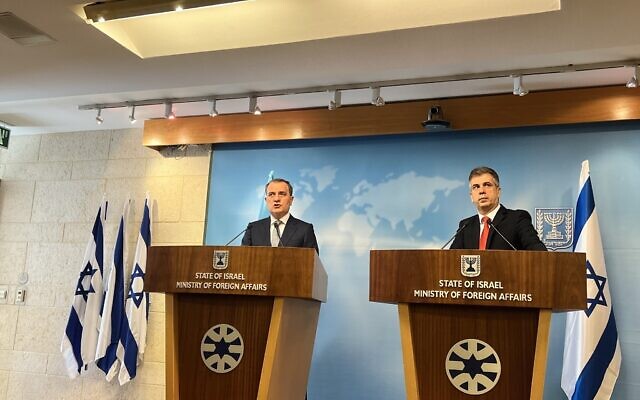 Le ministre des Affaires étrangères Eli Cohen, à droite, lors d'une conférence de presse avec son homologue azerbaïdjanais Jeyhun Bayramov, à Jérusalem, le 29 mars 2023. (Crédit : Lazar Berman/Times of Israel)