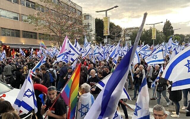 Des manifestants se rassemblent sur la place Habima de Tel Aviv avant une marche vers la rue Kaplan, pour un rassemblement contre la refonte judiciaire, le 25 mars 2023. (DH/Times of Israel)