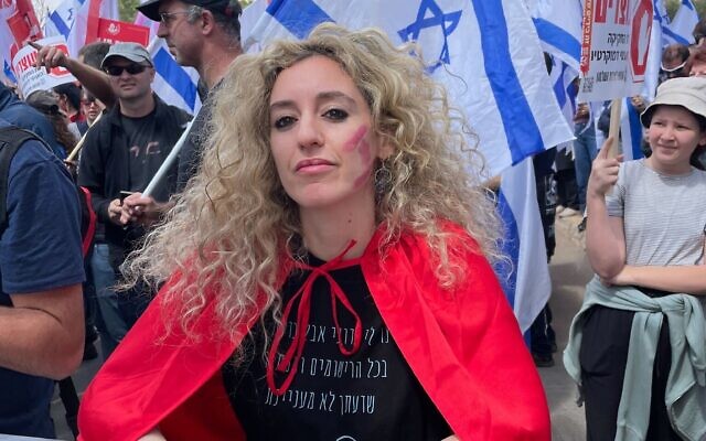 Hadar Rozenman participant à une manifestation contre la réforme du système judiciaire du gouvernement devant la Knesset, à Jérusalem, le 27 mars 2023. (Crédit : Jeremy Sharon/Times of Israel)