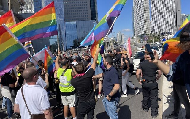 Des manifestants d'une organisation LGBTQ se joignent aux manifestants anti-gouvernement, à Tel Aviv, le 9 mars 2023. (Crédit : Carrie Keller Lynn/Times of Israel)