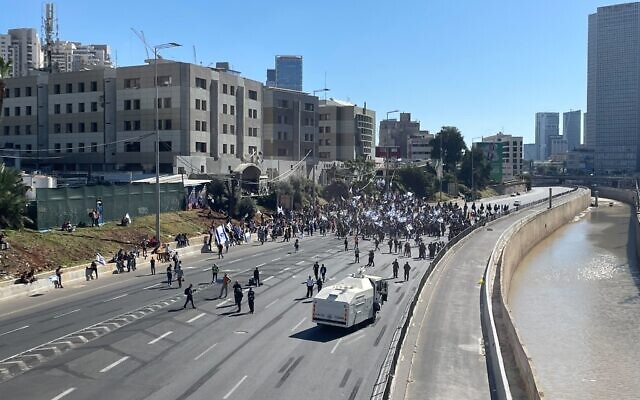 Un canon à eau positionné près des manifestants bloquant l'autoroute Ayalon, à Tel Aviv, le 9 mars 2023. (Crédit : Carrie Keller Lynn/Times of Israel)