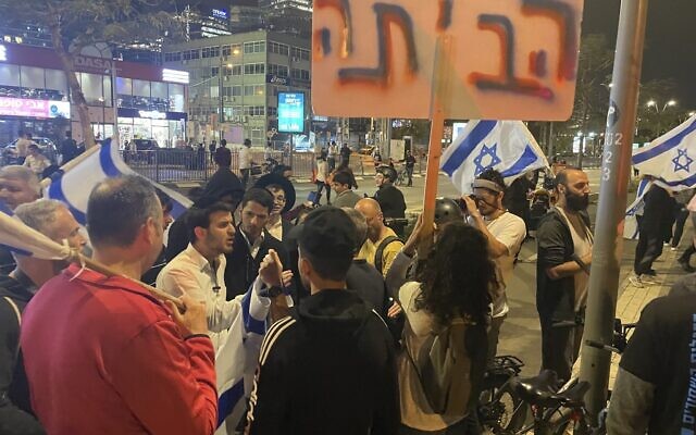 Des jeunes haredim affrontant des manifestants anti-gouvernement, à Bnei Brak, le 23 mars 2023. (Crédit : Carrie Keller-Lynn/Times of Israel)