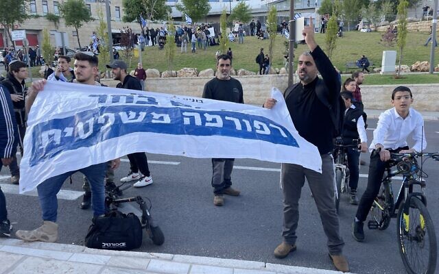 Des manifestants soutenant la réforme du système judiciaire du gouvernement au parc Sacher, à Jérusalem, le 27 mars 2023. (Crédit : Carrie Keller-Lynn/Times of Israel)