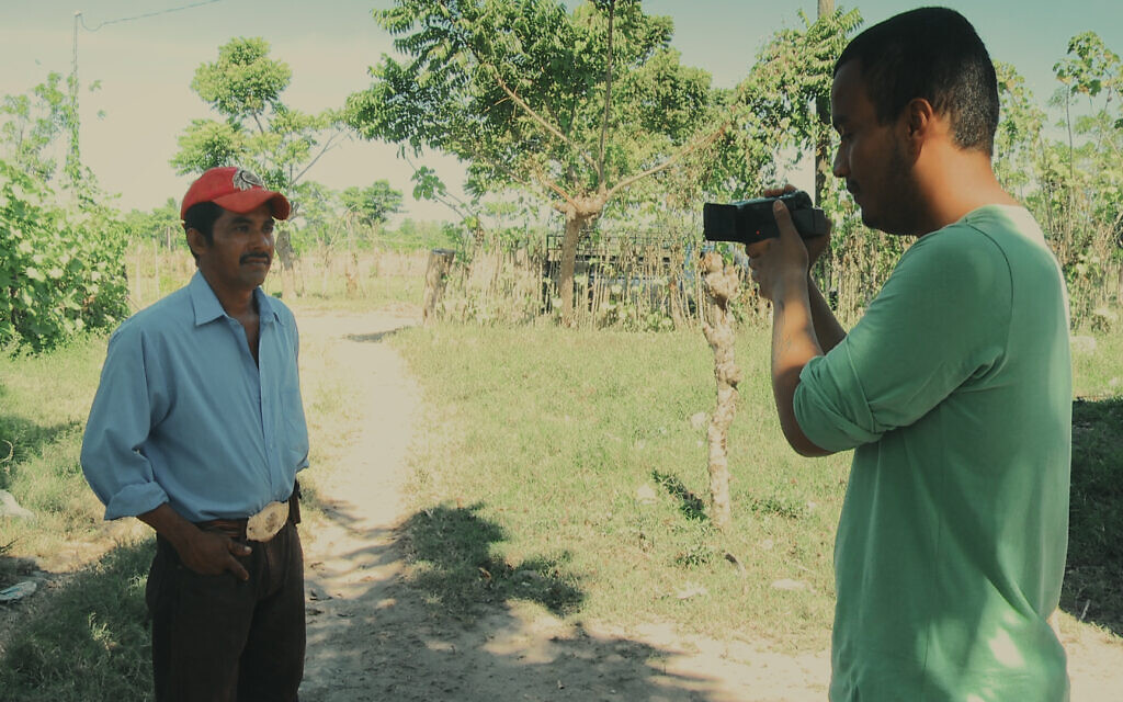 Oren Levy filme son père biologique, Mario, au Guatemala,  un extrait du documentaire de 'I am Not.' (Autorisation/ Itai Raziel)