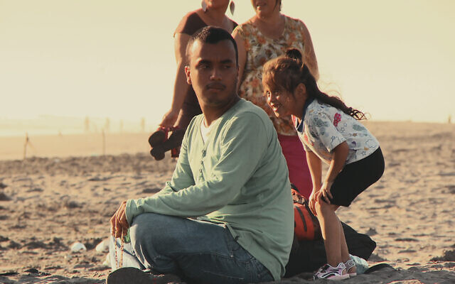 Oren Levy sur une plage du Guatemala en compagnie d'une jeune membre de sa famille biologique, un extrait du documentaire de 'I am Not.' (Autorisation/ Itai Raziel)