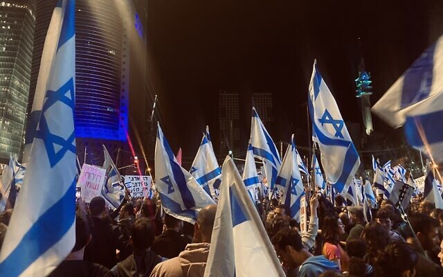  Des Israéliens protestant contre la refonte du système judiciaire prévue par le gouvernement, à Tel Aviv, le 4 mars 2023. (Crédit : Harel Roper)