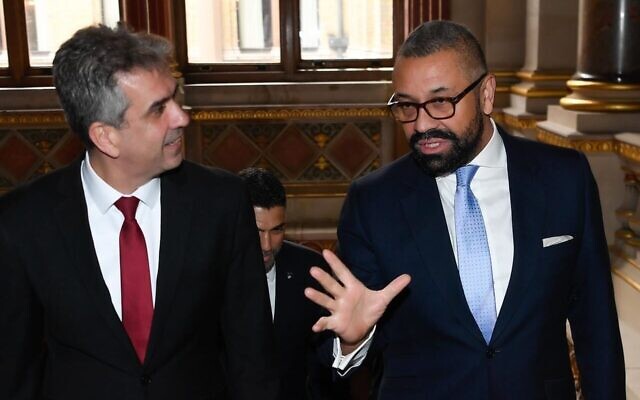 Le ministre des Affaires étrangères Eli Cohen, à gauche, rencontre son homologue britannique James Cleverly à Londres le 21 mars 2023. (Crédit : Keith Eccles/Keefikus Entertainment)