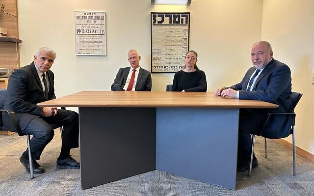 Yaïr Lapid, Benny Gantz, Merav Michaeli et Avigdor Liberman se rencontrant pour coordonner la stratégie de l'opposition à la réforme du système judiciaire, à Jérusalem, le 13 mars 2023. (Crédit : Yesh Atid)