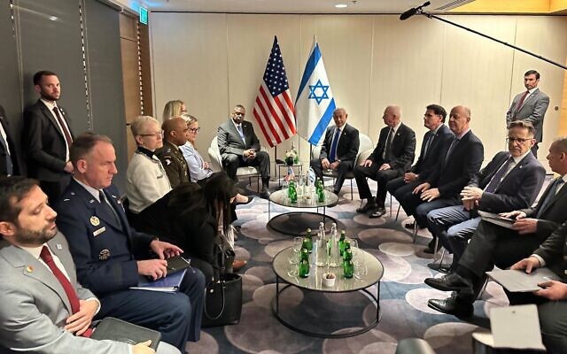 Le Premier ministre Benjamin Netanyahu assis avec le secrétaire américain à la Défense, Lloyd Austin, et d'autres responsables israéliens et américains, à l'aéroport Ben Gurion, le 9 mars 2023. (Autorisation)