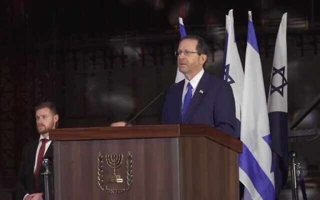 Le président Isaac Herzog s'exprimant lors de la cérémonie de remise de diplômes à un officier de la marine sur la base navale de Haïfa, le 1er mars 2023. (Crédit : Armée israélienne)