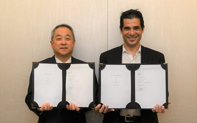 Shingo Ueno, vice-président exécutif et responsable de l'initiative d'innovation énergétique Sumitomo Corporation, à gauche, et Talmon Marco, PDG de H2Pro, à droite. (Crédit : Sumitomo Corporation)