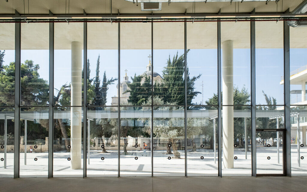  Vue des bâtiments et sites voisins depuis l'intérieur du nouveau campus de l'École des beaux-arts Bezalel, à Jérusalem, en janvier 2023. (Crédit : SANAA Architects)